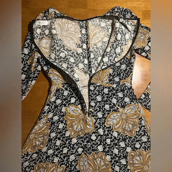 A.L.C. Silk Print Trixie Bell Sleeve Dress. Size 6 - Picture 9 of 10